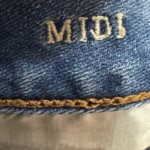 American Eagle Outfitters Midi Jean Shorts Distressed hem - Picture 4 of 8